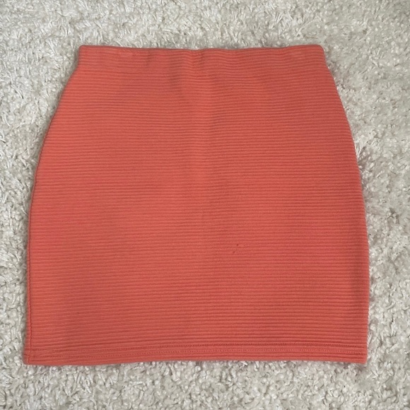 Bershka Collection • Coral Ribbed Bodycon Mini Skirt - Picture 4 of 5
